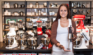 Lernende präsentiert Stabmixer Lernende präsentiert Stabmixer
